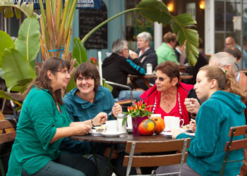 Leckeren Kuchen und frischen Kaffee im Hofcafé der Späth