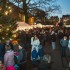 Weihnachtsengel inmitten von Besucherinnen und Besuchern auf dem historischen Hof