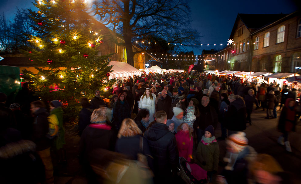 Weihnachtsmann und Weihnachtsengel reisen an zum Weihnachtsmarkt in den Späth