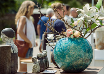 Blaue runde Keramikvase, Foto: Daniela Incoronato