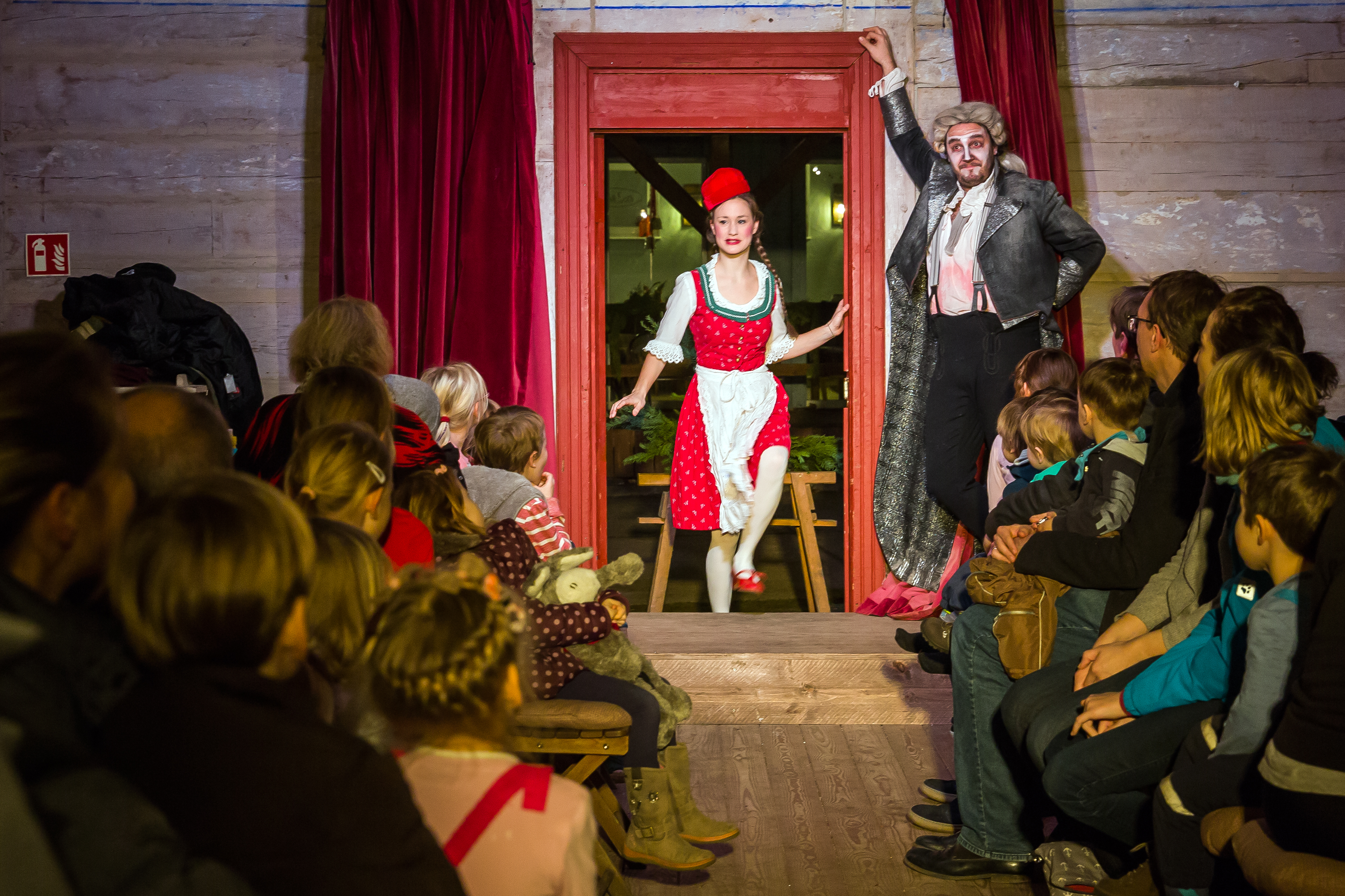Hexenberg Ensemble in der Märchenhütte: Rotkäppchen und der Wolf
