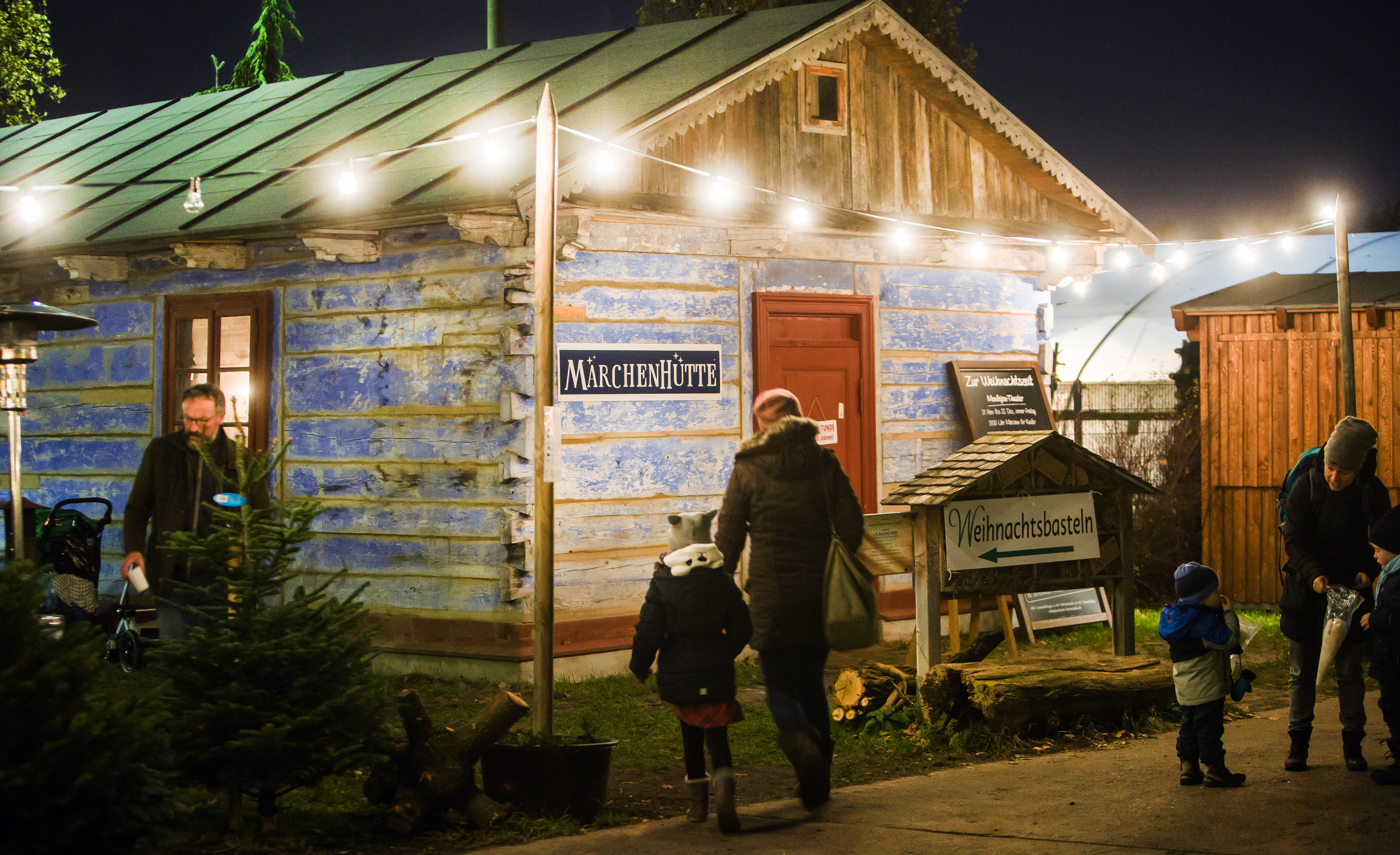 Blaue Märchenhütte in den Baumschulen Späth