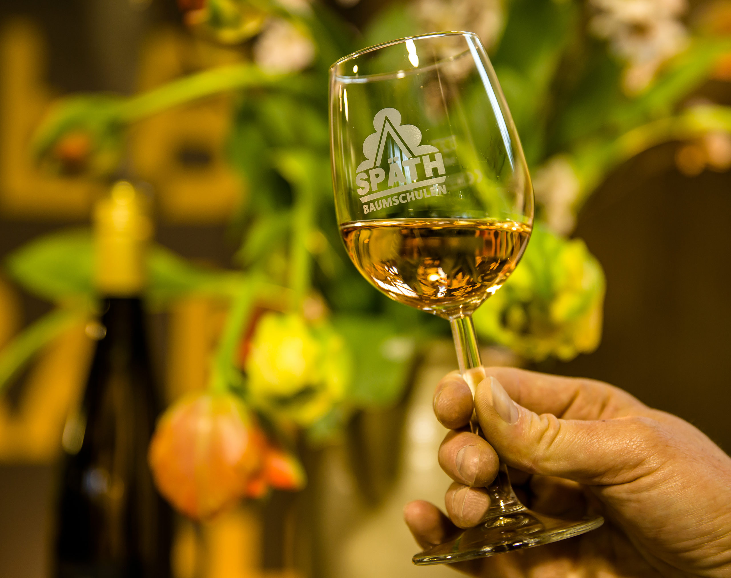 Weißwein im Weinglas mit Späth-Logo