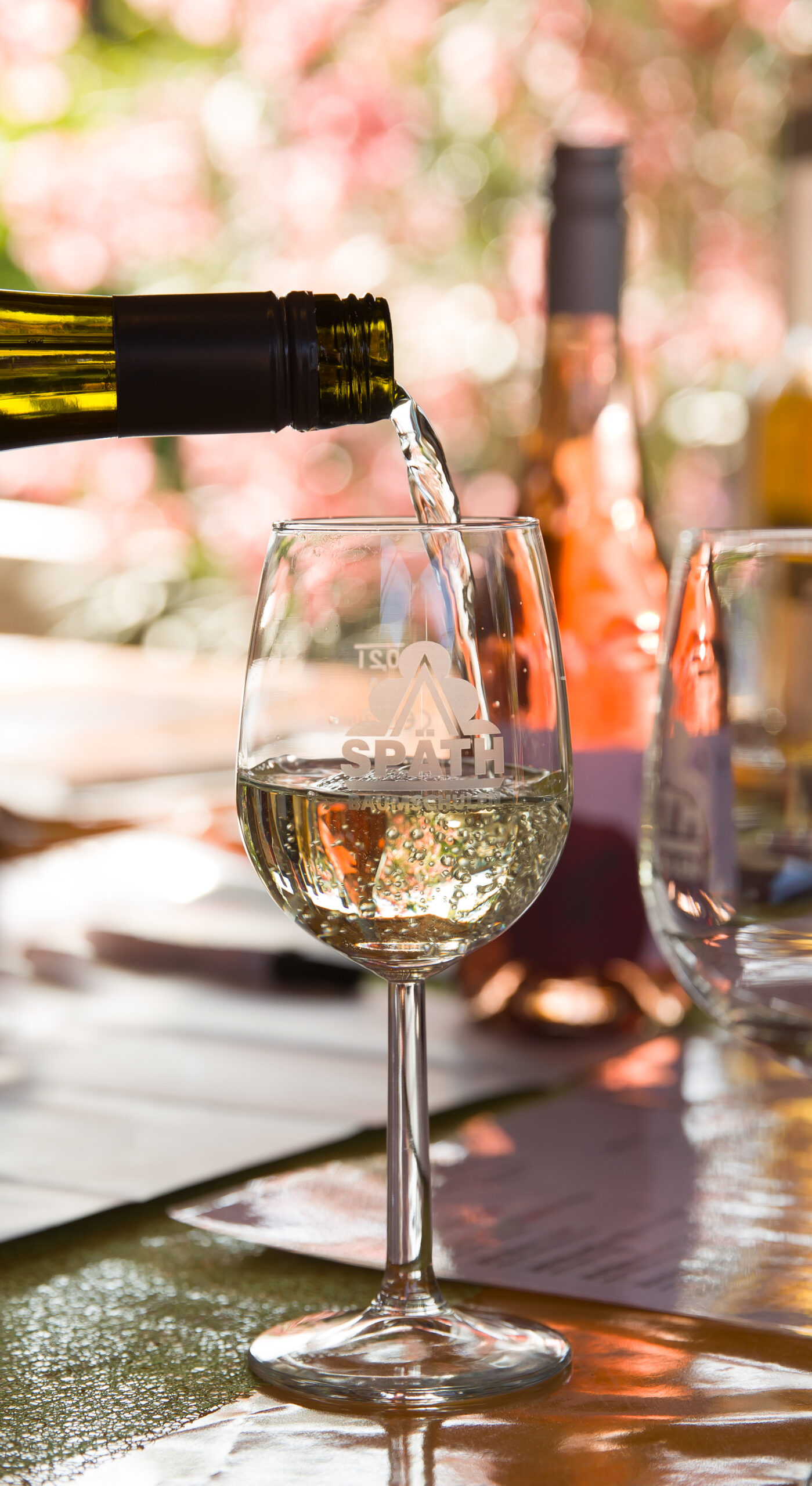 Ausschank von Weißwein im Späth-Glas
