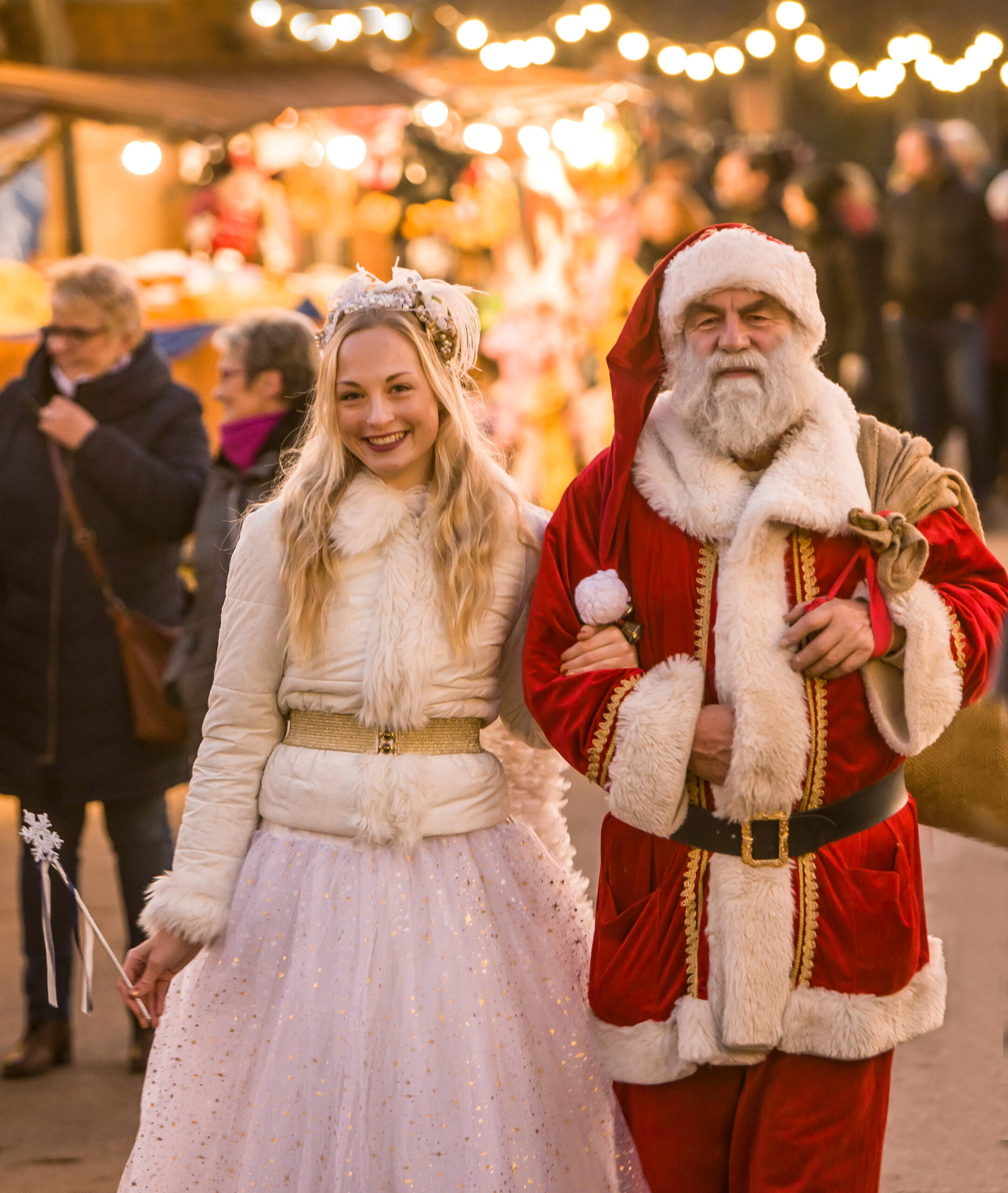 Blonder Engel und Weihnachtsmann