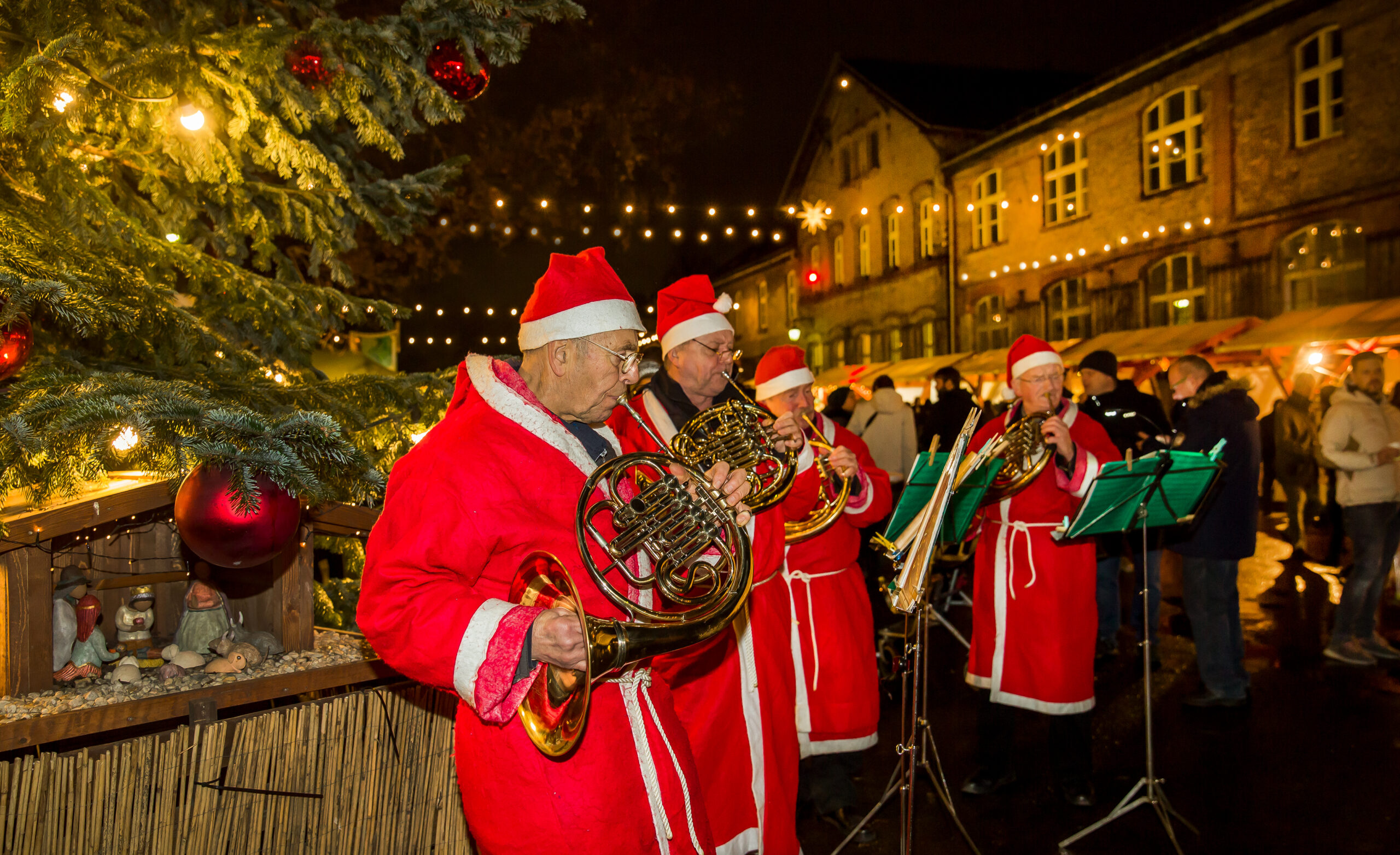 Weihnachtsmänner-Hornquartett auf dem historischen Hof der Baumschulen Späth