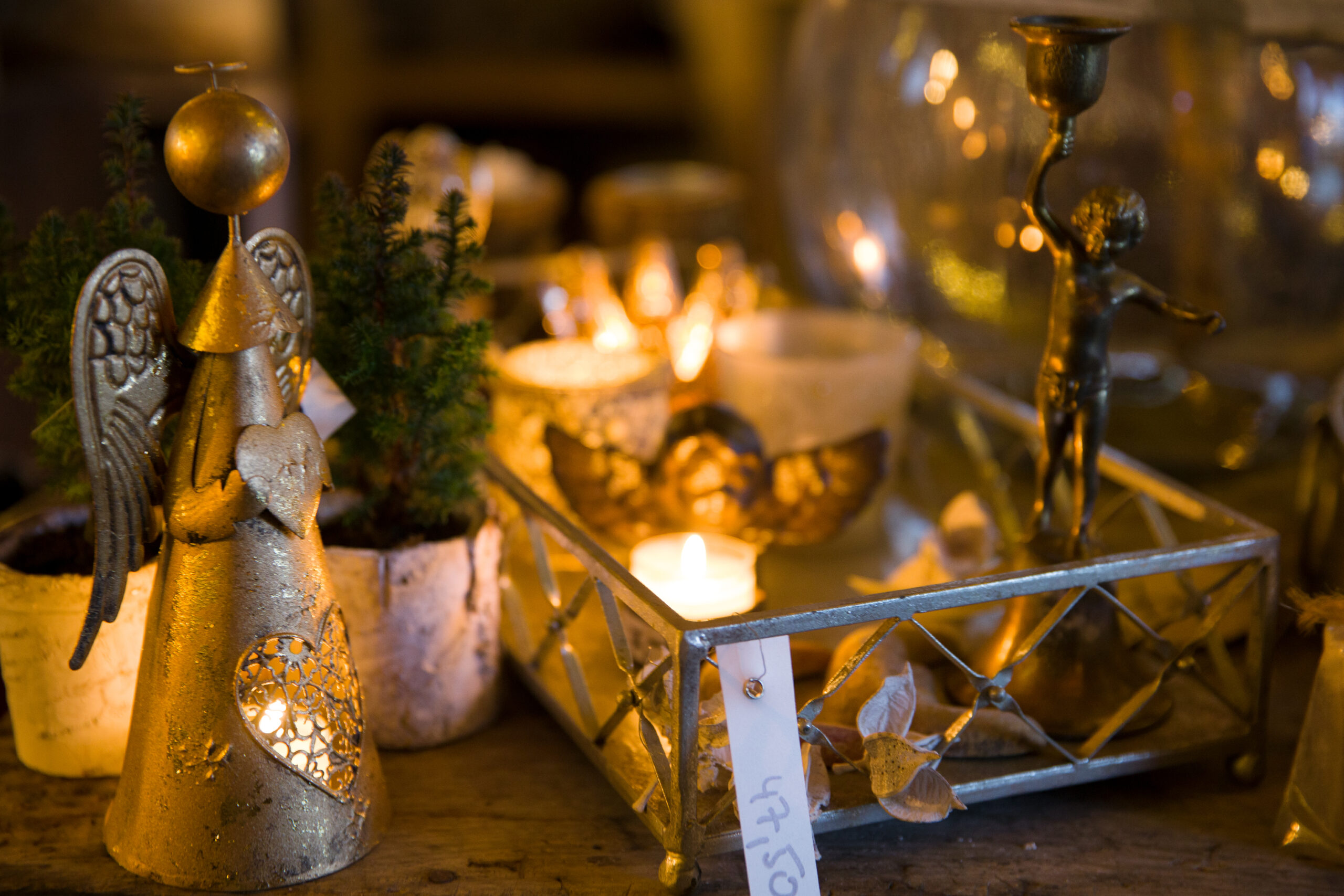 Bronzefiguren und adventliche Lichter