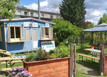 Blick auf die Spaeth-Bar in der blauen Holzhütte