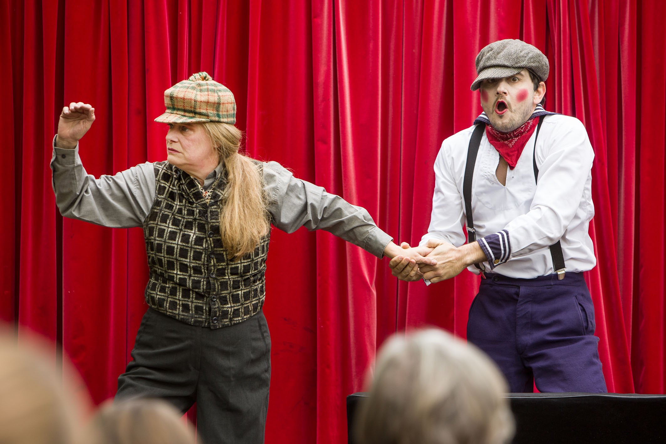 Schauspieler des Hexenkessel Hoftheater rangeln um einen großen Kürbis