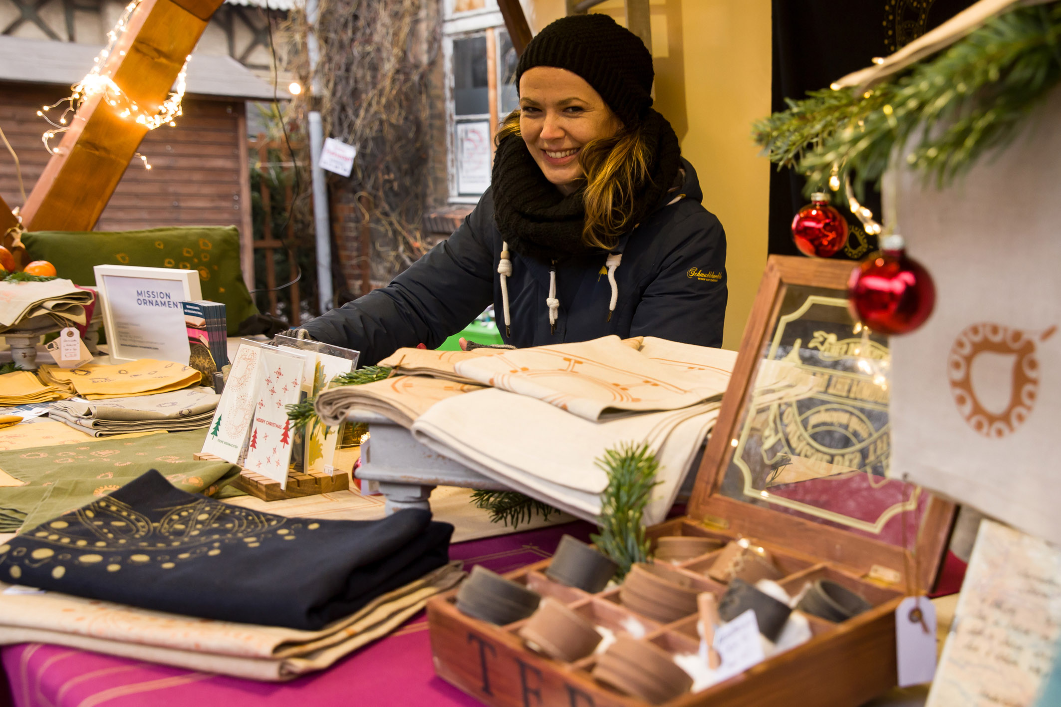 Ausstellerin mit handgefertigten Stoffen, Taschen und Karten