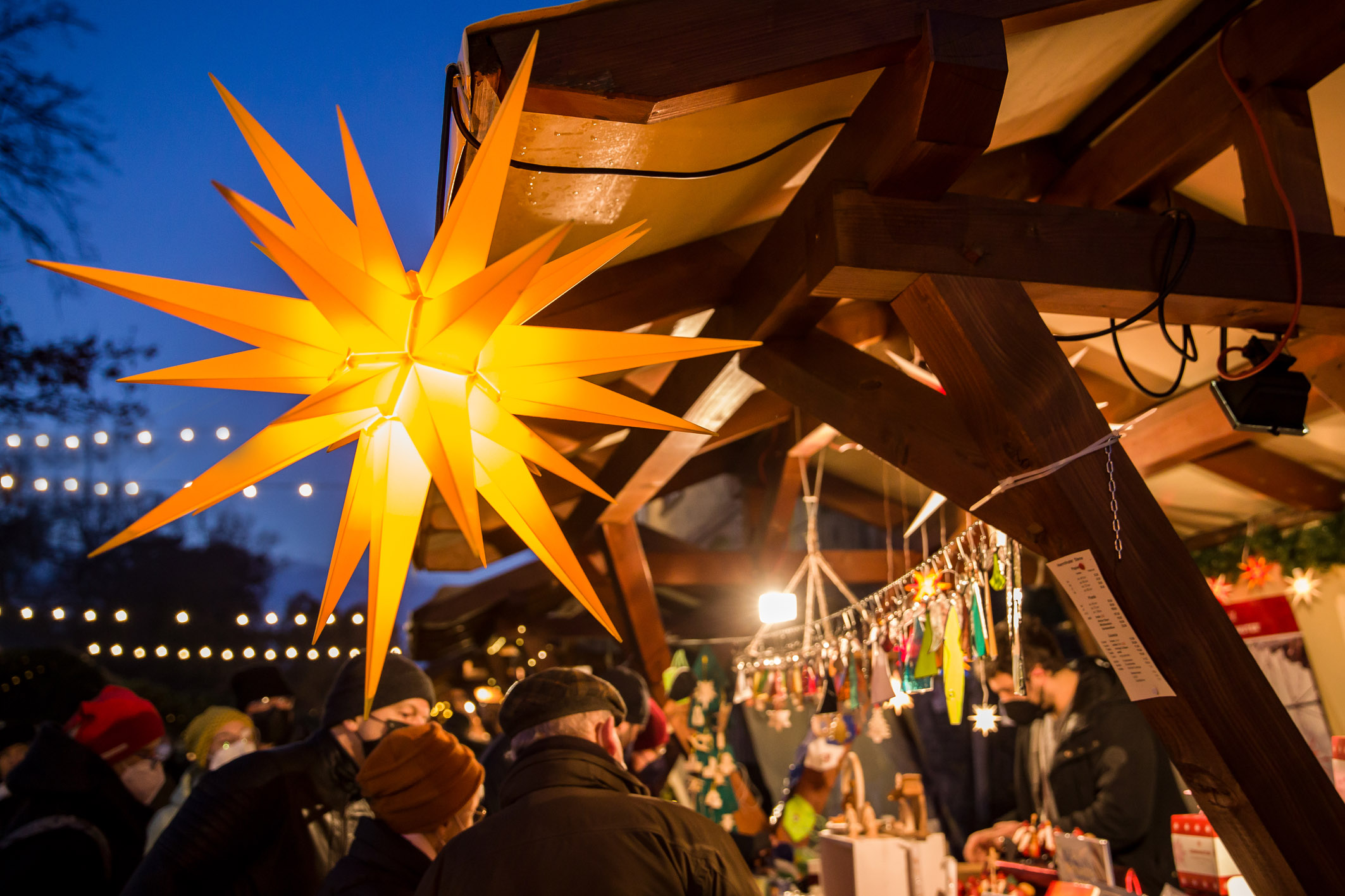 Großer Herrnhuter Weihnachtsstern - gelb und beleuchtet