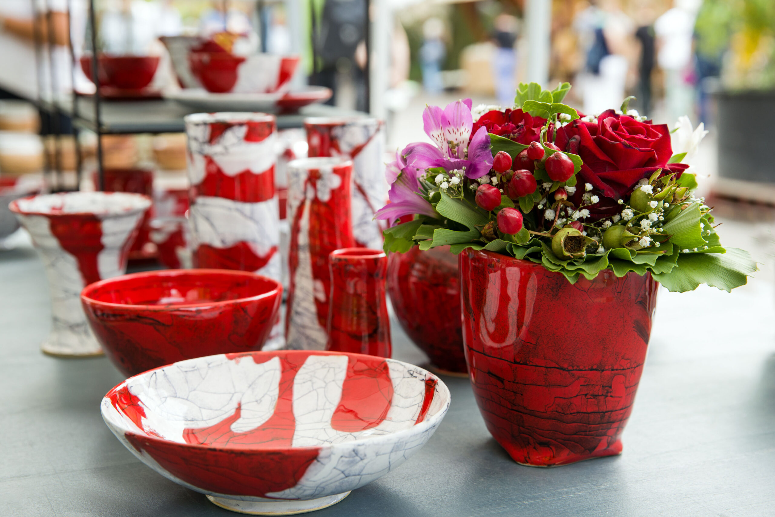 Töpferkunst in kräftigen Farben: rot und weiß