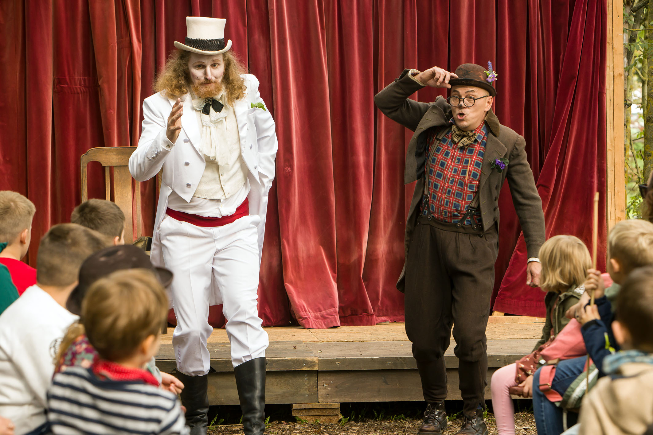 Das Monbijou-Theater im Haus aus Bäumen: Szene aus dem Grimm'schen Theaterstück