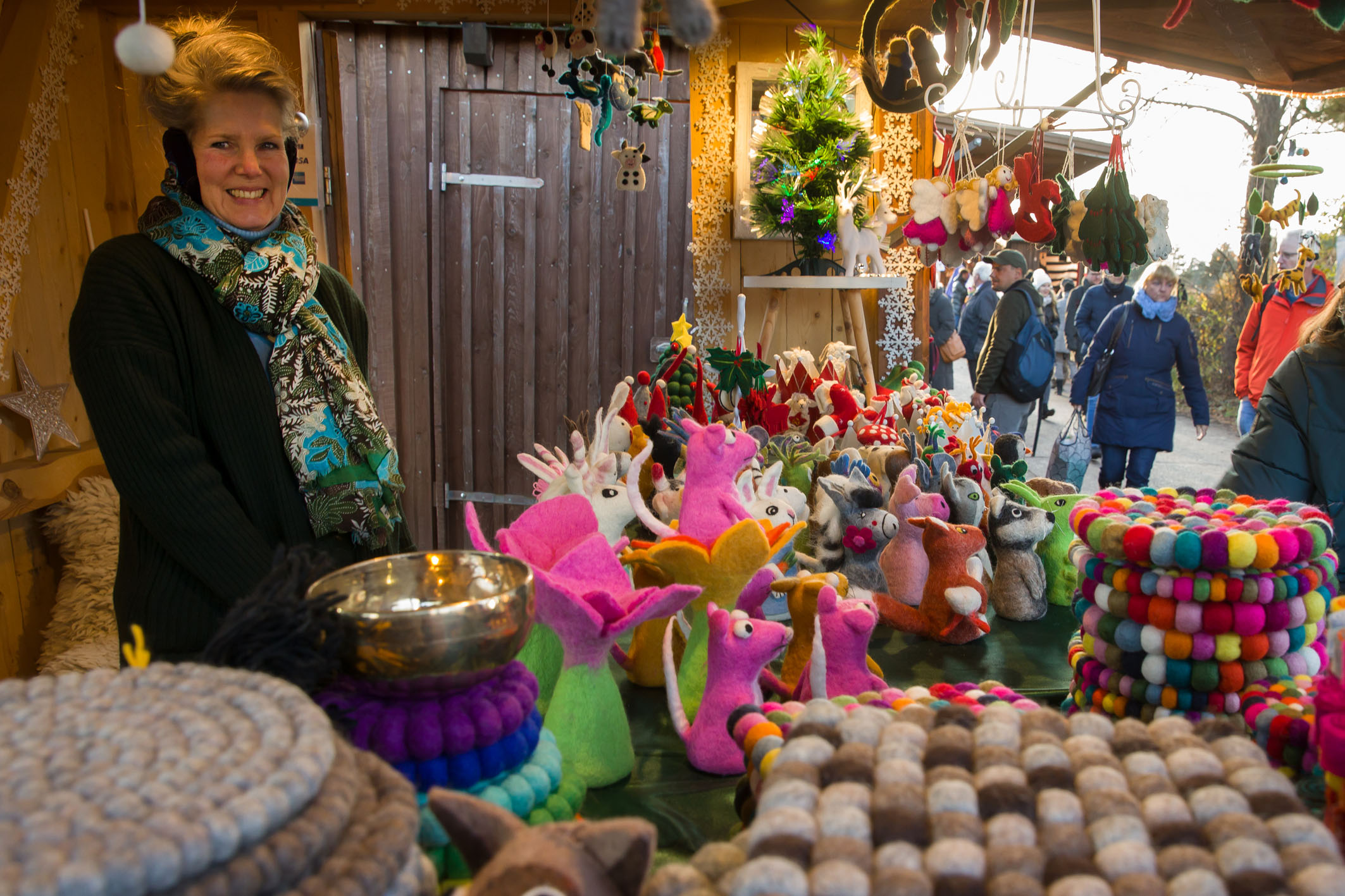 Ausstellerin mit gefilzten bunten Figuren