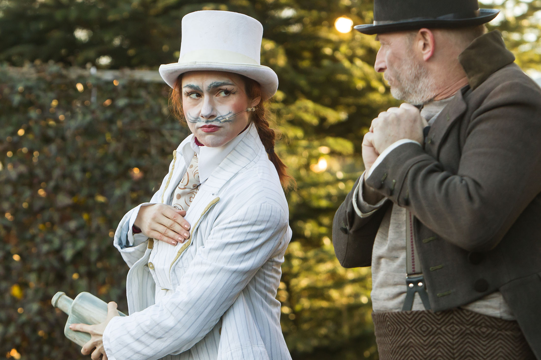 Monbijou-Theater: Zwei Schauspieler im Grimm'schen Märchen