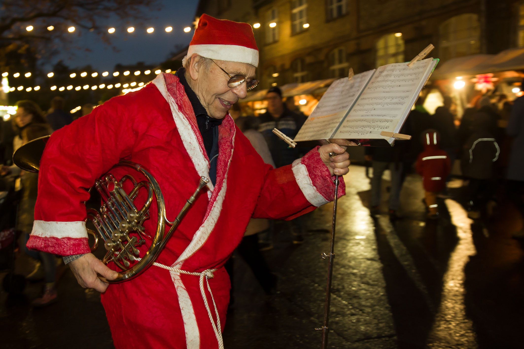 Weihnachtsmann-Hornbläser mit Notenständer