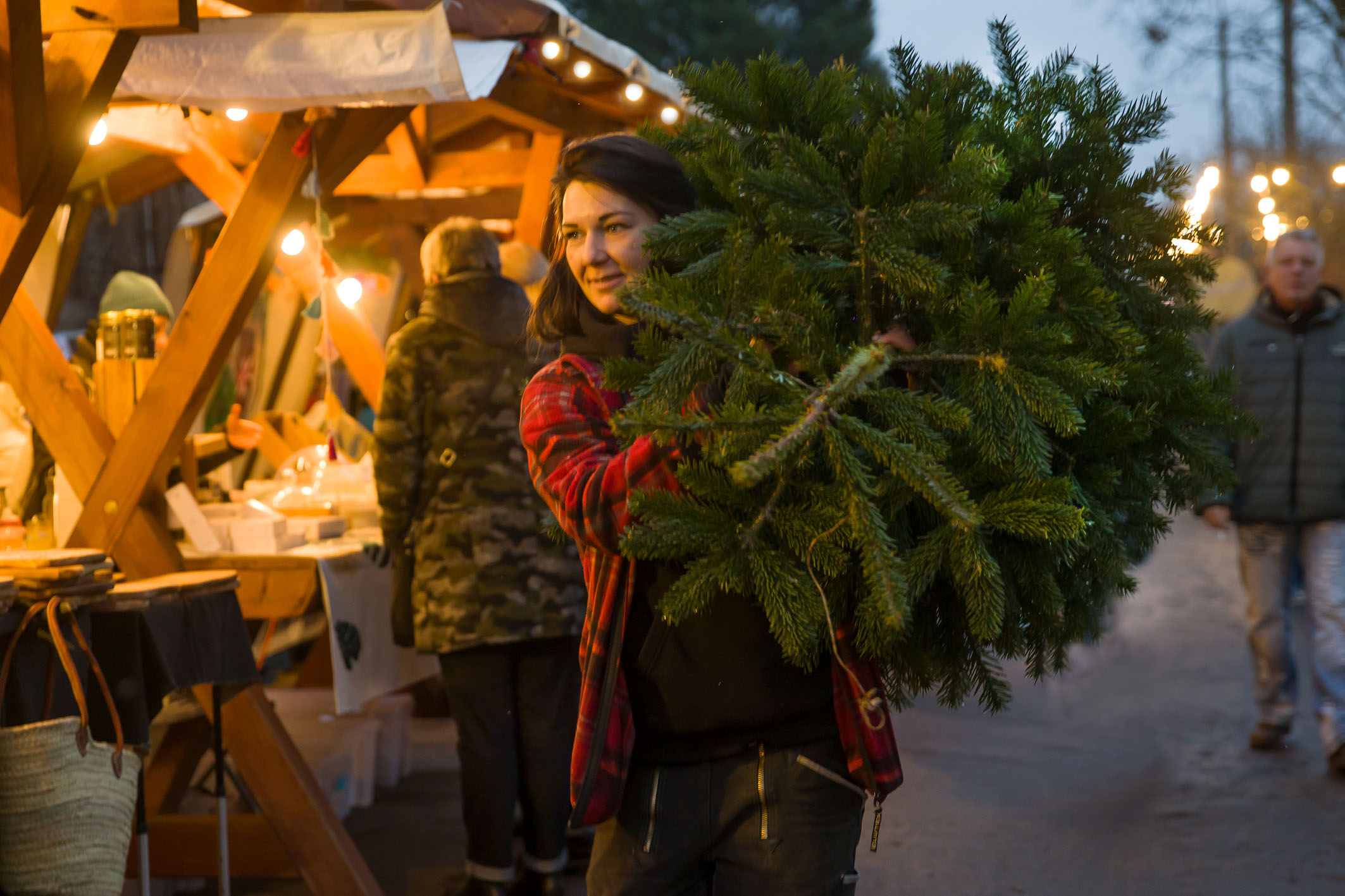 Späth-Mitarbeiterin mit Weihnachtsbaum