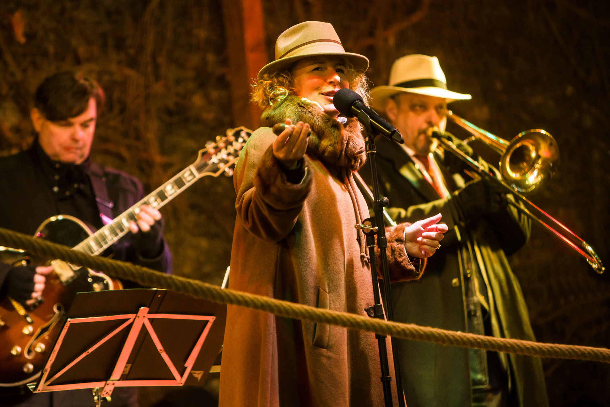 East Star Band mit Sängerin im Mittelpunkt