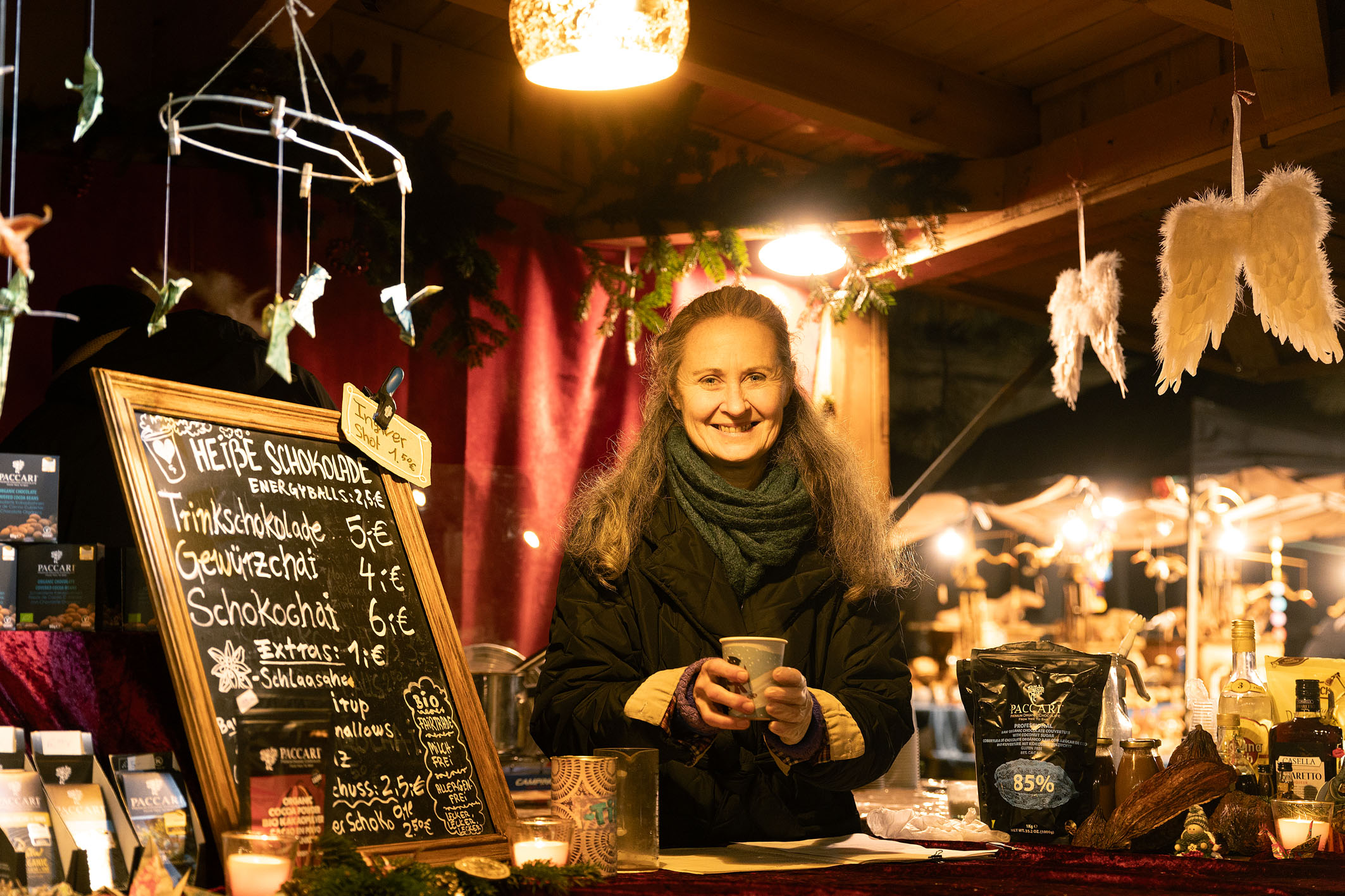 Ausstellerin mit heißer Schokolade und Geschenkideen