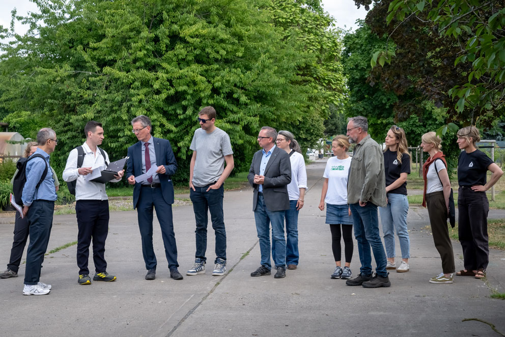Erster Halt inmitten der Baumreihen mit Muster- und Mutterbäumen, Foto: Regina Sablotny.
