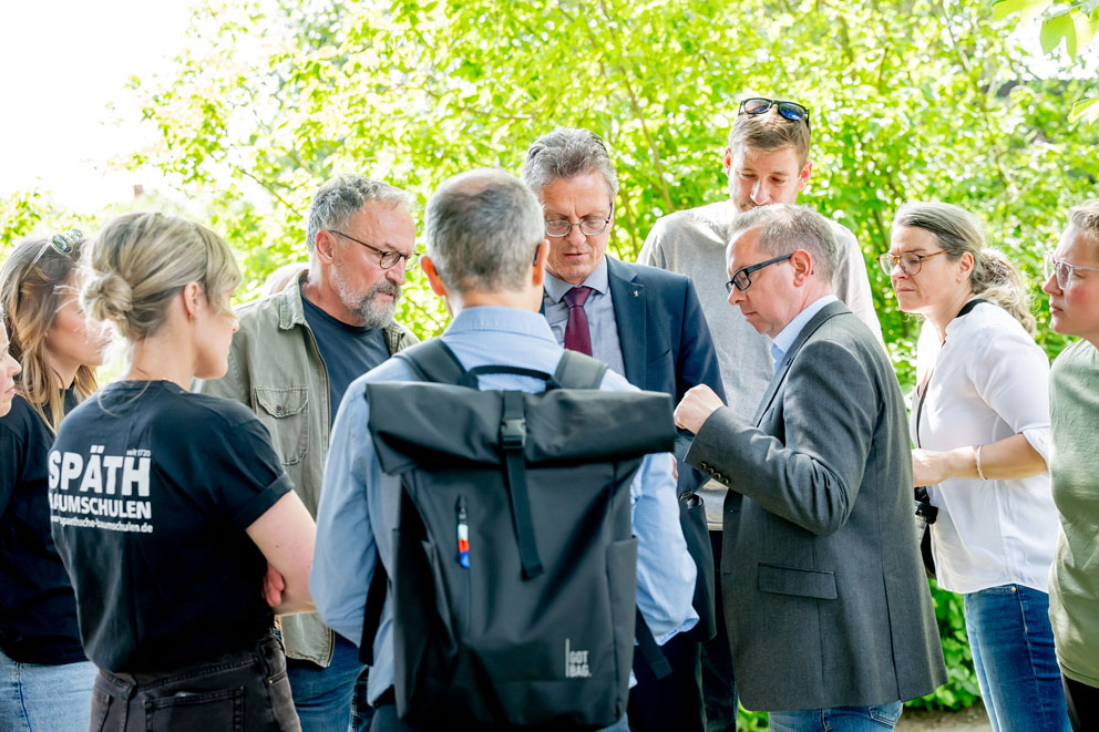 Intensive Diskussionen über die Pläne für die Baumschulenflächen, Foto: Regina Sablotny.