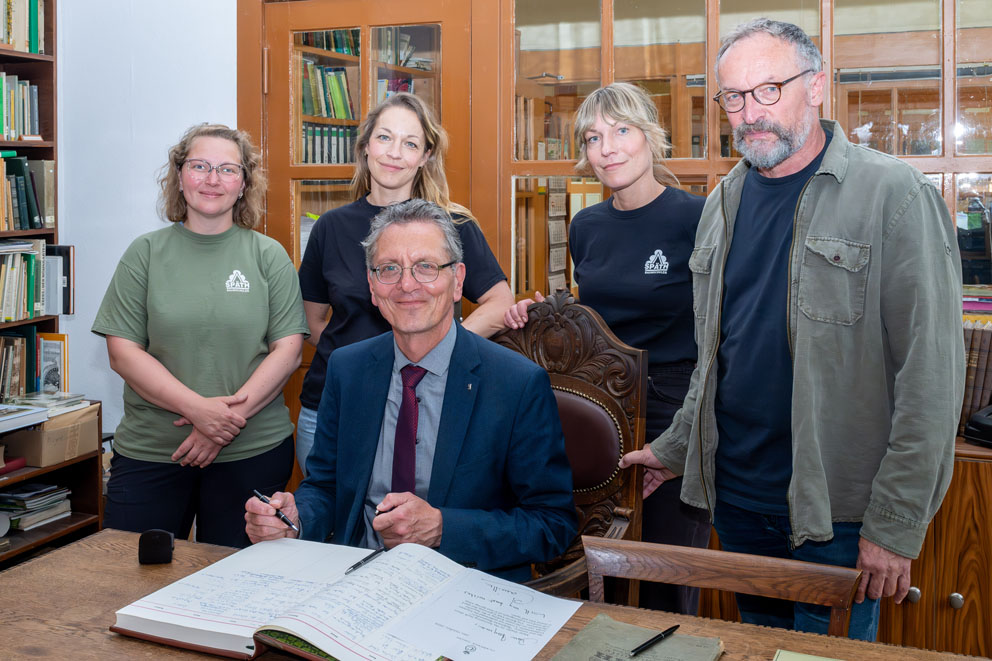 Eintrag von Senator Christian Gaebler in das historische Gästebuch der Späth’schen Baumschulen, Foto: Regina Sablotny.