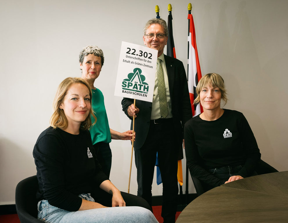 Die Späth'schen Baumschulen überreichen mehr als 22.000 Unterschriften an Senator Gaebler.