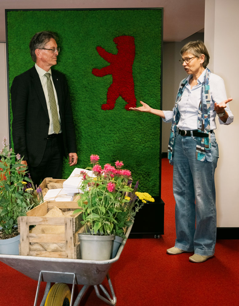 Michaela Brockskothen, Vorständin von Weltacker Berlin e.V., im Gespräch mit Senator Christian Gaebler über den Wert der Naturbildung für Kinder und Jugendliche.