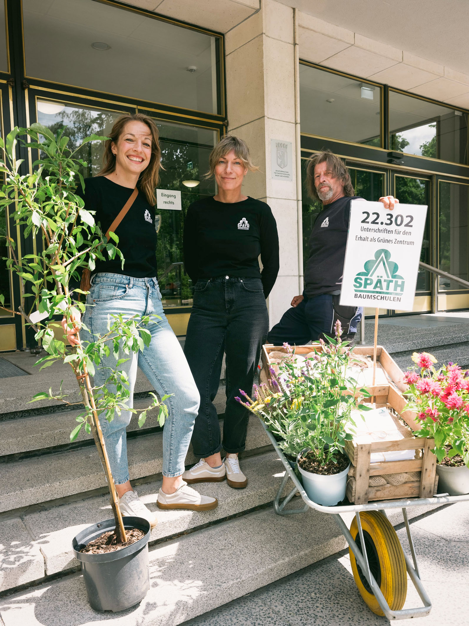 Vor der Senatsverwaltung: Das Späth-Team mit mehr als 22.000 Unterschriften und einem Baum als Geschenk an Senator Christian Gaebler