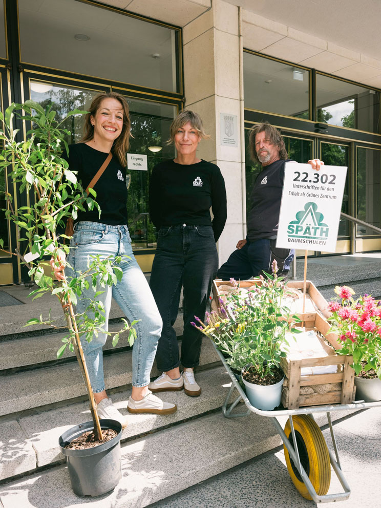 Vor der Senatsverwaltung: Das Späth-Team mit mehr als 22.000 Unterschriften und einem Baum als Geschenk an Senator Christian Gaebler.