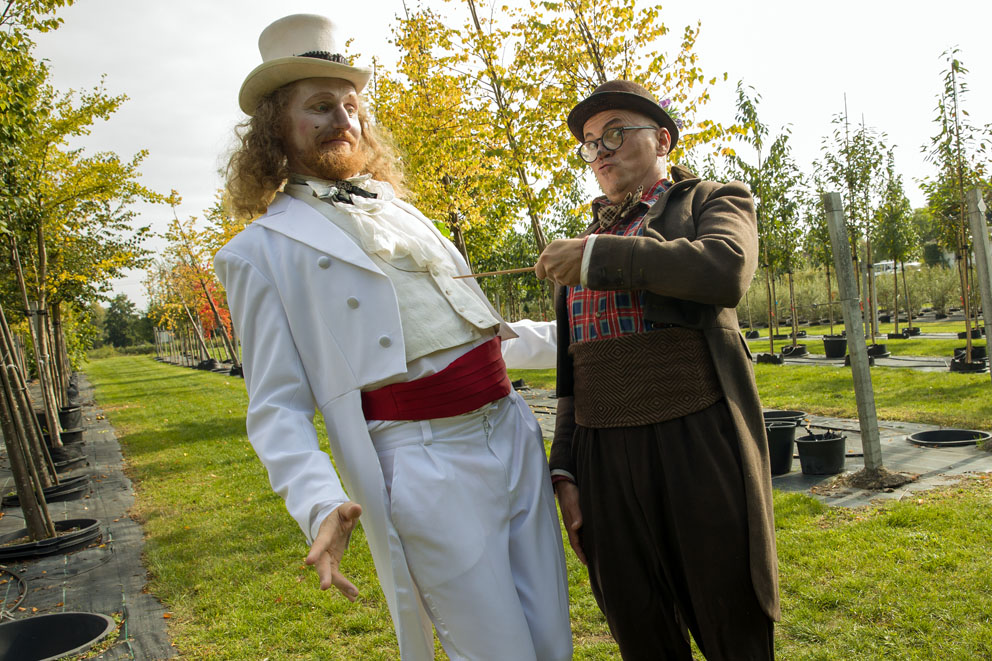 Schauspieler des Monbijou-Theater, in Pose vor den Baumschulenflächen, Foto: Daniela Incoronato